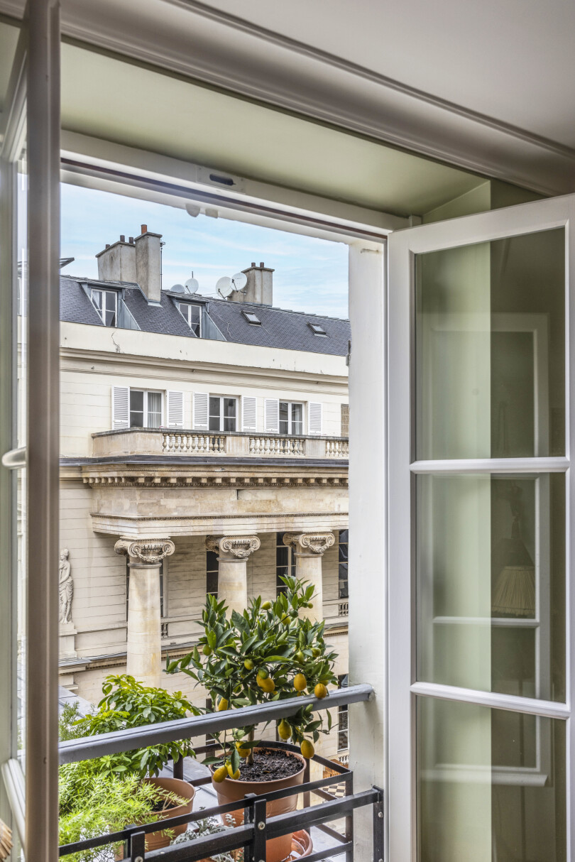 Vue du salon, la perspective est magistrale avec la colonnade de l’hôtel de Gallifet, et au premier plan, le "jardin" de Marie.